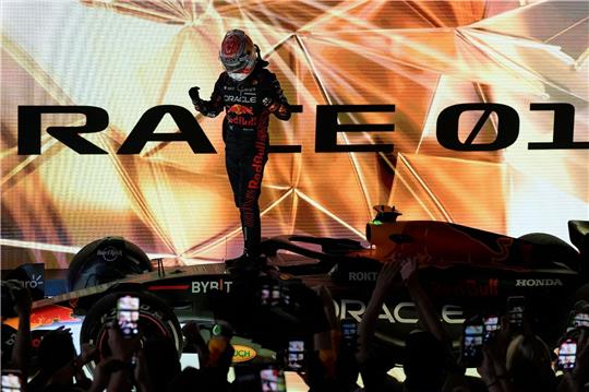 Max Verstappen feiert seinen Sieg in Bahrain.