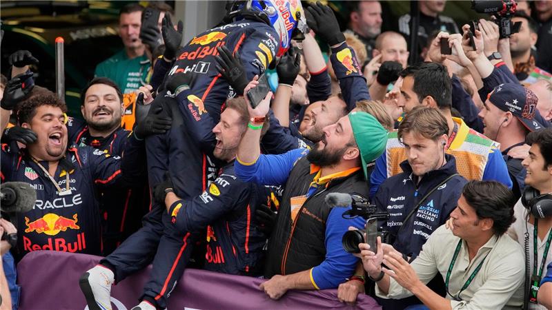 Verstappen-Triumph auch in Baku - Piastri kracht in die Wand Max Verstappen feiert seinen nächsten Sieg.