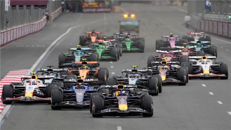 Verstappen-Triumph auch in Baku - Piastri kracht in die Wand Max Verstappen holt im WM-Kampf auf.