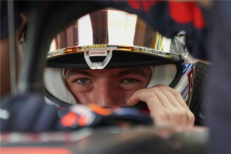 Verstappen überrascht: „Noch schlechter als erwartet” Max Verstappen in seinem Auto.