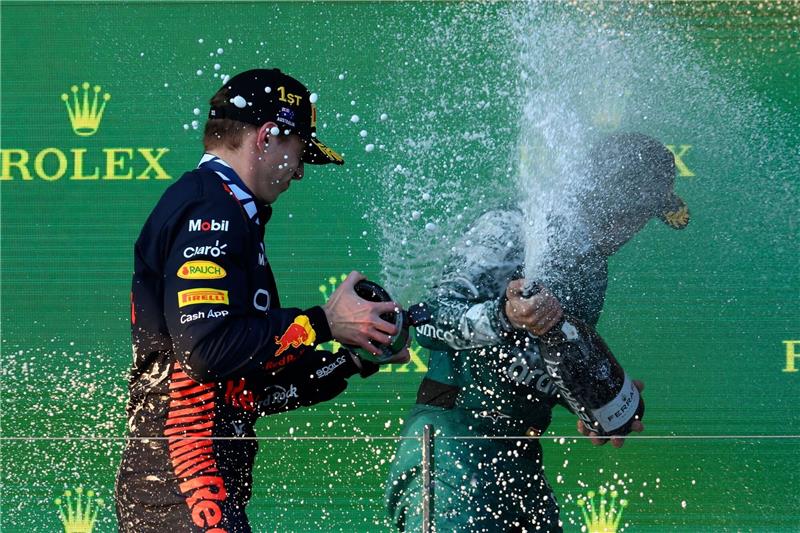 Verstappen siegt auch im Chaos: „Was für ein Durcheinander!” Max Verstappen (l) feiert mit Fernando Alonso seinen Sieg in Melbourne.