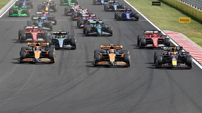 Red-Bull-Zoff mit „kindischem“ Verstappen - Piastri-Premiere Max Verstappen (r.), Lando Norris (m.) und Oscar Piastri biegen praktisch gleichauf in die erste Kurve ein.