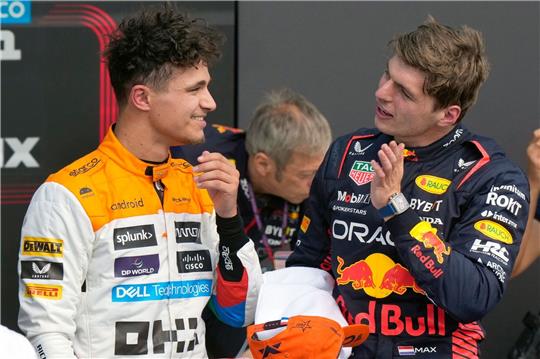 Max Verstappen (r) aus den Niederlanden vom Team Red Bull unterhält sich mit Lando Norris aus Großbritannien vom Teamn McLaren nach dem Qualifying.