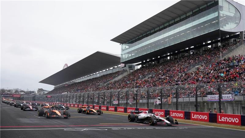 Max Verstappen (r) rast von der Pole zum Sieg.