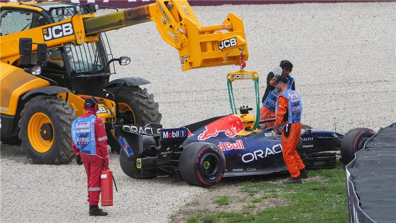 Max Verstappen schlittert ins Kiesbett.
