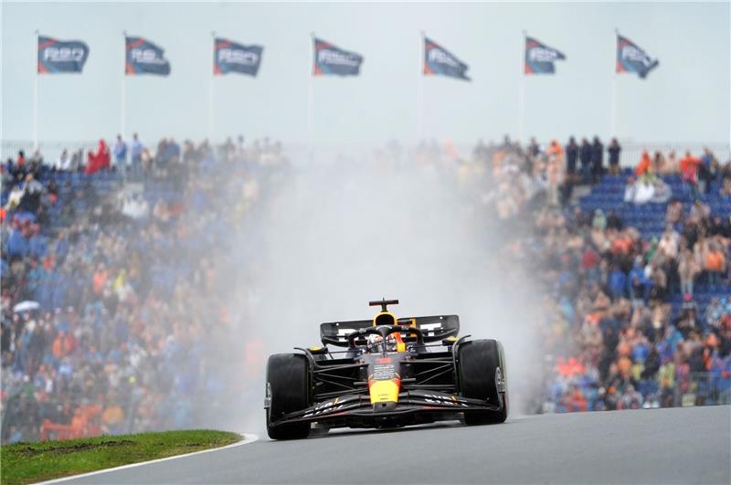 Verstappen auf Maximalkurs: Hattrick mit Rekord im Visier Max Verstappen vom Team Red Bull steuert sein Auto über die Rennstrecke.