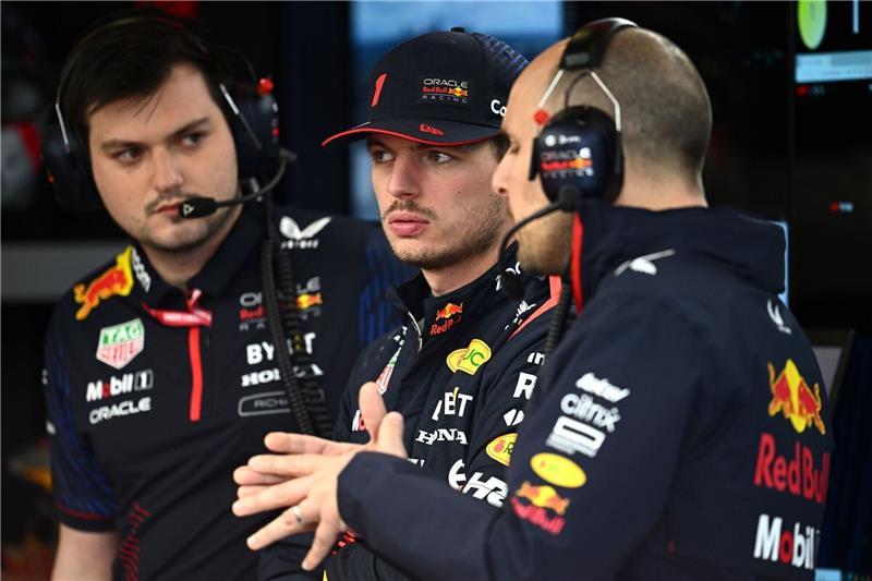 Verstappen entspannt - Alonso auch in Australien stark Max Verstappen von Red Bull Racing (M) spricht in Melbourne mit seinem Team.
