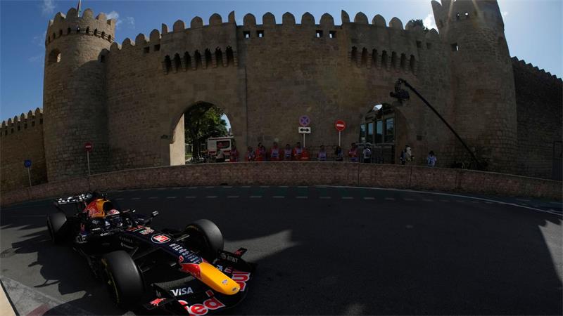Max Verstappen vor der malerischen Kulisse in Baku.