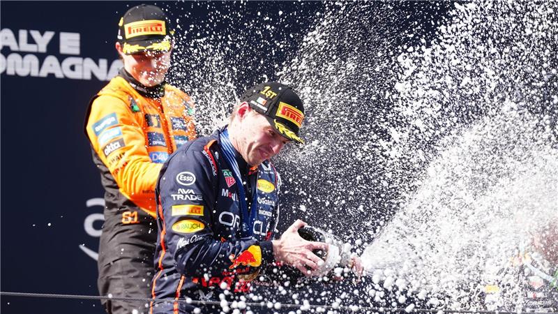 Kopfweh für die Konkurrenz: Verstappen spürt WM-Schub Max Verstappen (vorn) lieferte in Imola eine Lehrstunde für Oscar Piastri.