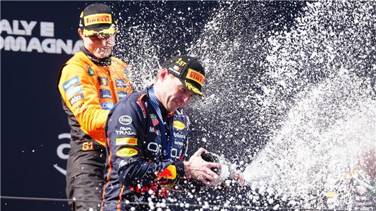 Max Verstappen (vorn) lieferte in Imola eine Lehrstunde für Oscar Piastri.