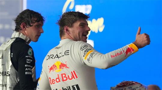 Max Verstappen war schon viermal Champion, Kimi Antonelli (l) dürfte es bald erstmals werden.
