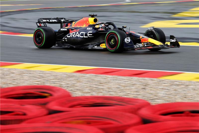 Strafe für Verstappen: Leclerc auf Pole Position in Belgien Max Verstappen wird wegen eines Getriebewechsels um fünf Plätze nach hinten strafversetzt.
