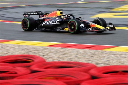 Max Verstappen wird wegen eines Getriebewechsels  um fünf Plätze nach hinten strafversetzt.