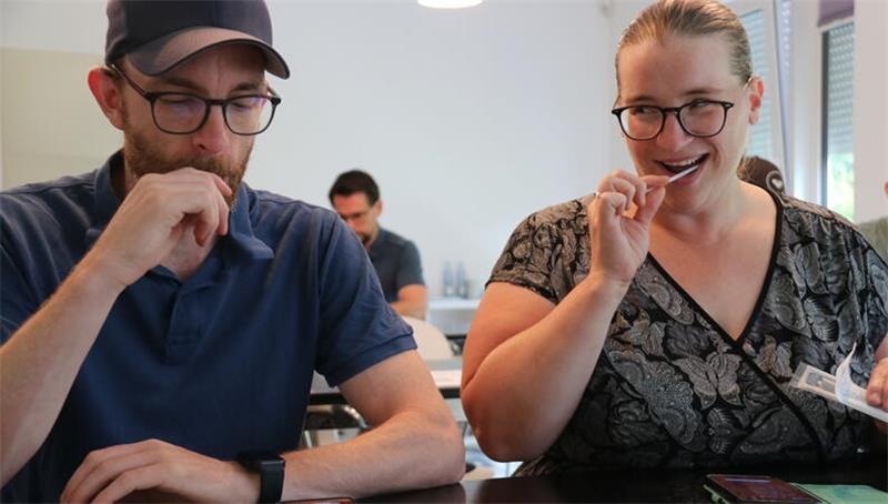 Leukämie: 350 Spender wollen Julian (13) aus Langelsheim helfen Max und Jennifer Cramer aus Harlingerode bei der Probenentnahme.