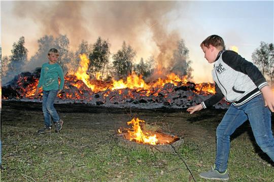 Max und Niklas (v.li) haben in Langelsheim ihren Spaß beim Entzünden ihres eigenen Osterfeuers.  Foto: GZ-Archiv