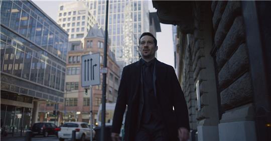 Max van Veeren (Klaus Steinbacher) in den Straßen von Frankfurt.