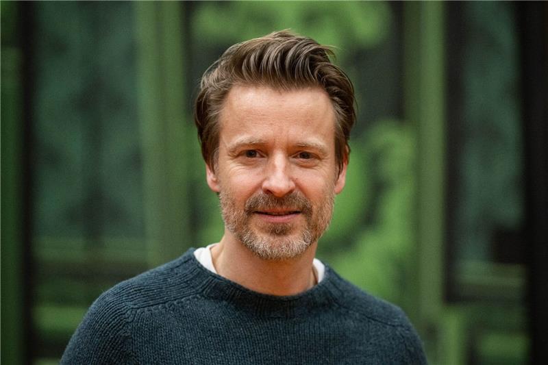 Max von Pufendorf wäre gerne „Tatort”-Kommissar Max von Pufendorf, Schauspieler, steht vor einer Theaterkulisse vom Stück «Cluedo» auf der Probebühne der Komödie am Kurfürstendamm im Theater am Potsdamer Platz.