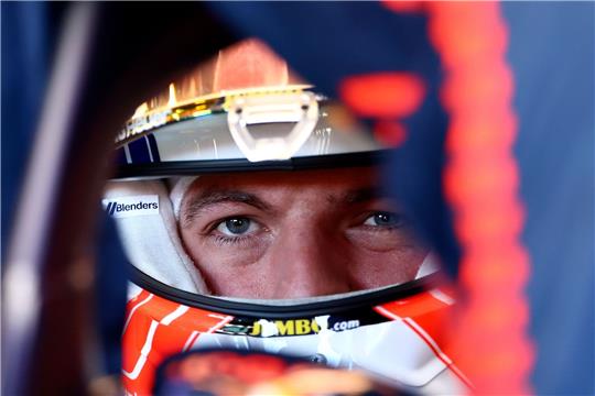 Max Verstappen aus den Niederlanden vom Team Red Bull konzentriert sich vor dem Start.