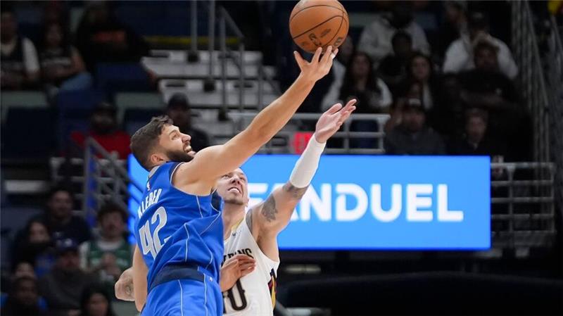 Maxi Kleber und Daniel Theis lieferten sich mit ihren Teams einen harten Kampf.