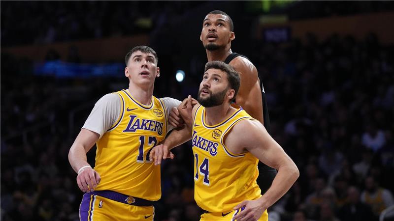 Maxi Kleber (vorne rechts) und seine Lakers fanden keine Antwort auf Victor Wembanyama (hinten).