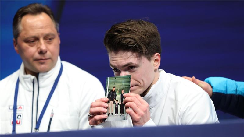 Maxim Naumov hielt nach seinem Auftritt ein Bild in die Kamera, das ihn als Dreijährigen mit seinen Eltern zeigt.