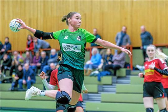 Maximale Konzentration: Marie Ermrich von der HSG Langelsheim/Astfeld auf dem Weg zu einem ihrer elf Treffer beim 34:32-Sieg gegen den MTV Rosdorf II. Foto: Drechsler
