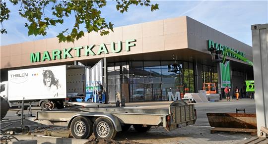 Maximales Tempo beim Endspurt an der Gutenbergstraße: Wo der Real im Januar 2021 nach fast viereinhalb Einkaufsjahrzehnten seine Türen schloss und dem Erdboden gleichgemacht wurde, öffnet morgen früh der neue Marktkauf. Fotos: Heine