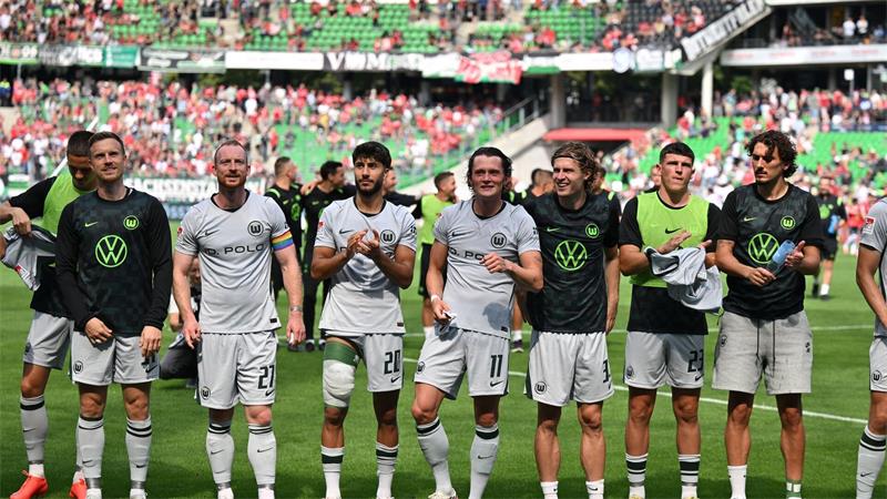 Maximilian Arnold (2 v. l.) feiert mit den Fans nach dem Sieg in Hannover. 