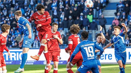 Maximilian Bauer (r, DSC Arminia Bielefeld) trifft zum 1:0.