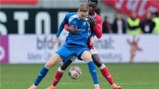 Maximilian Breunig (Magdeburg) und Maxwell Gyamfi (1. FC Kaiserslautern) kämpfen um den Ball.