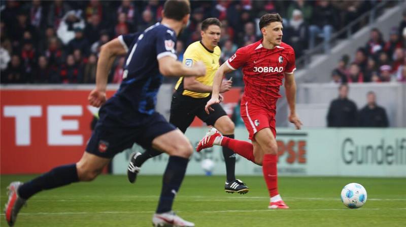 Doan auf Grifo: Freiburg vergrößert Heidenheimer Sorgen Maximilian Eggestein traf Jonas Föhrenbach unglücklich mit dem Ball im Gesicht.