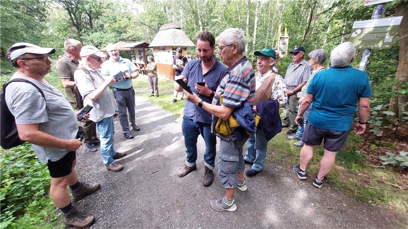 App ermöglicht interaktive Tour in Zeit der deutschen Teilung Maximilian Feldmann (3.v.re.) gibt Unterstützung beim Installieren der neuen App und schon geht es los entlang des Grünen Bandes in Richtung Abbenrode. Foto: Gereke