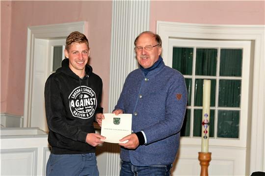 Maximilian Gröger (li.) erhält die Urkunde von Bürgermeister Andreas Memmert. Foto: Leifeld