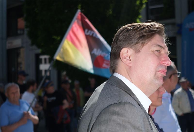 Krah fordert Ex-Mitarbeiter zum AfD-Austritt auf Maximilian Krah ist erstmals nach Bekanntwerden des Spionagefalls bei seinem Mitarbeiter wieder öffentlich aufgetreten. Hier bei einer AfD-Kundgebung in Chemnitz.