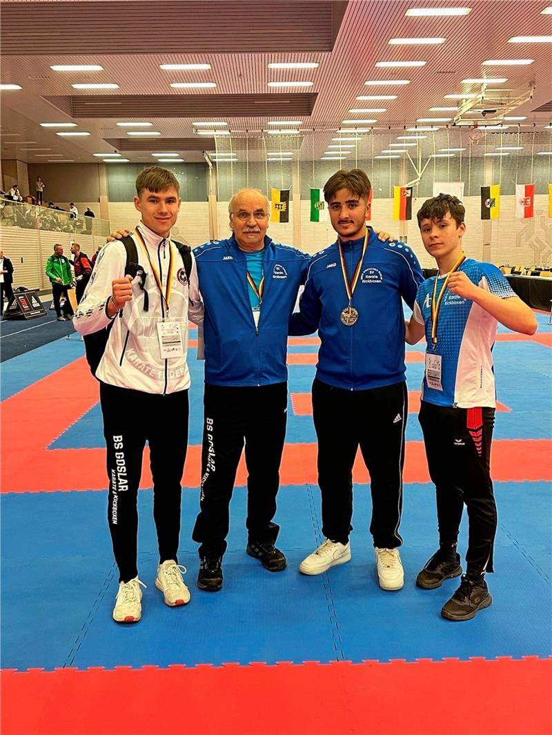 Goslarer Karateka Karsiz ist Vizemeister im Freikampf Maximilian Pfennig, Trainer Akay Özdemir, Memik Karsiz und Titus Sänger (v. l.) bei der deutschen Meisterschaft im Karate. Foto: Privat