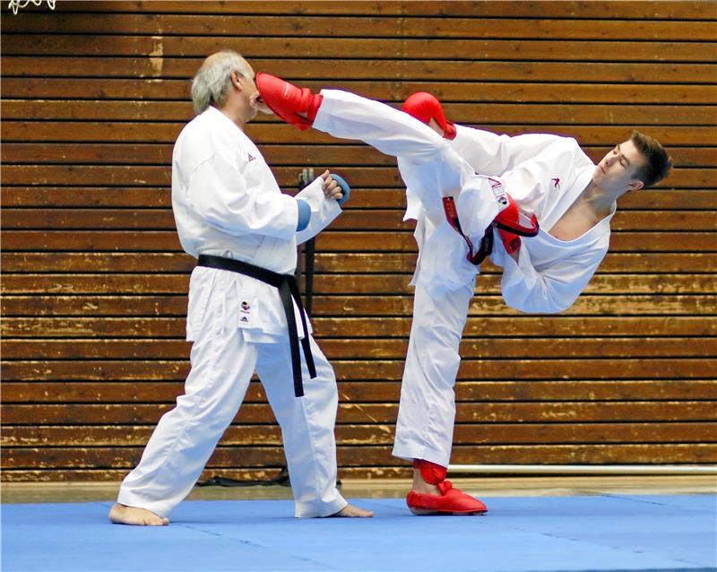 Maximilian Pfennig (re.) beim Training mit Akay Özdemir in der Sporthalle der Goldenen Aue. Am Samstag ist der Karatekämpfer bei den deutschen Meisterschaften der Jugend und Junioren in Ludwigsburg im Einsatz.  Foto: Epping