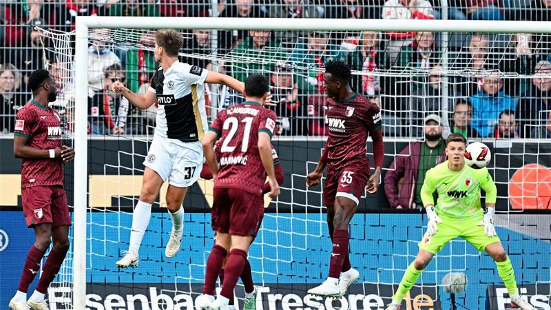 Elversberg jubelt nach Blitzstart gegen FC Augsburg Maximilian Rohr (Nr. 31) köpft zum 3:0 gegen Augsburg ein.