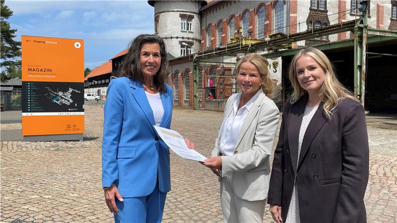Das Bild zeigt links May-Britt Pürschel (l.), Referatsleiterin im niedersächsischen Wirtschaftsministerium, mit   Goslars Oberbürgermeisterin Urte Schwerdtner in der Mitte und die Welterbe-Stiftungsdirektorin Lea Dirks  rechts auf der Werksstraße am Rammelsberg.