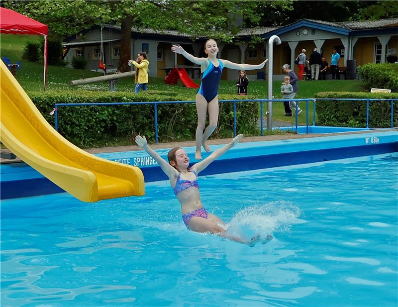 Freibäder in Vienenburg und Oker starten in die Saison Mayla (l.) und Bella sind mutig und springen im Okeraner Freibad ins kühle Nass. Foto: Epping