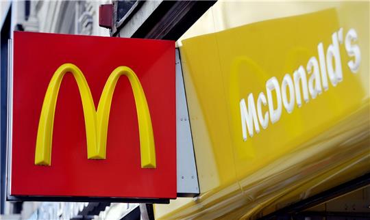 McDonald's hat Vorfälle in Großbritannien verurteilt, bei denen lebende Mäuse in Restaurants geworfen wurden.