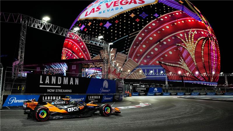 McLaren-Pilot Lando Norris aus Großbritannien fährt während eines Trainings vor dem dem Großen Preis von Las Vegas.