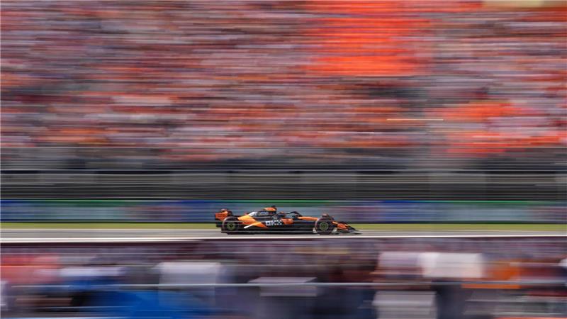 McLaren-Pilot Oscar Piastri rast beim Qualifying zum Grand Prix der Niederlande auf dem Circuit Zandvoort über die Strecke und holt die Pole Position. 