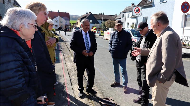 Diskutiernde Menschen auf der Straße.