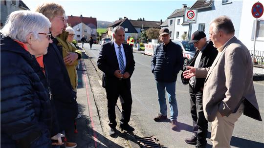 Diskutiernde Menschen auf der Straße.