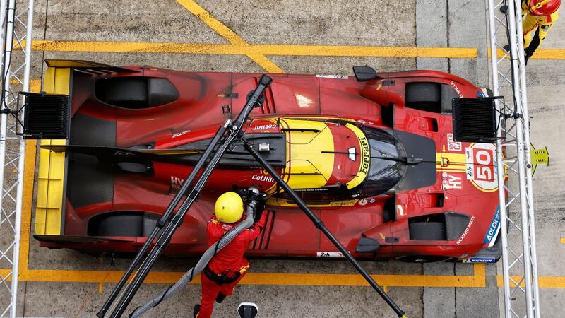 24 Stunden von Le Mans: Sieg und Platz drei für Ferrari Mechaniker betanken das Auto des Teams Ferrari.