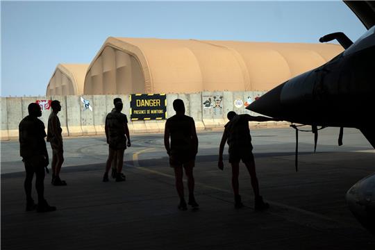 Mechaniker der französischen Luftwaffe inspizieren eine Mirage 2000 auf dem Stützpunkt in Niamey.