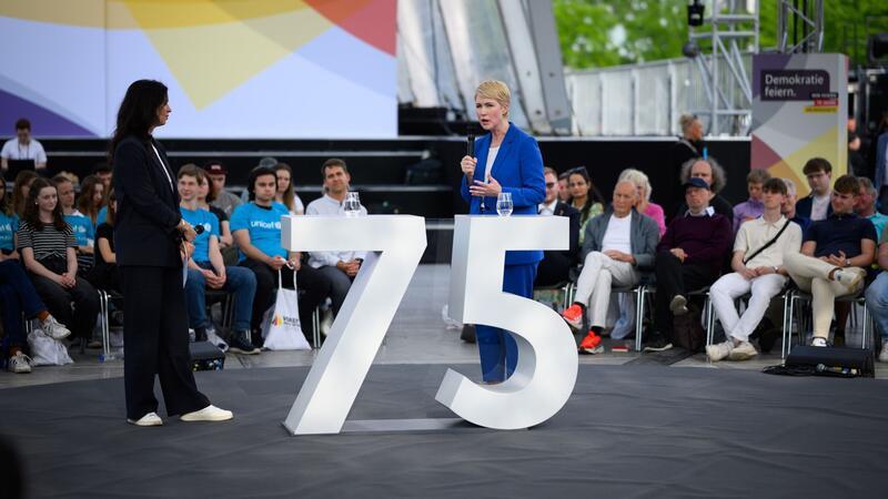 75 Jahre Grundgesetz: Berlin feiert die Verfassung Mecklenburg-Vorpommerns Ministerpräsidentin Manuela Schwesig (r, SPD) nimmt an den Feierlichkeiten teil.