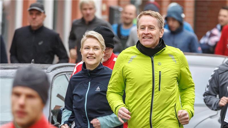 Mecklenburg-Vorpommerns Ministerpräsidentin Schwesig (SPD) und Schleswig-Holsteins Ministerpräsident Günther (CDU) laufen trotz unterschiedlicher Parteizugehörigkeit in eine Richtung, wenn es um norddeutsche Interessen geht. (Archivbild)
