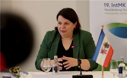 Mecklenburg-Vorpommerns Sozialministerin Stefanie Drese hatte zur Integrationsministerkonferenz nach Warnemünde geladen.