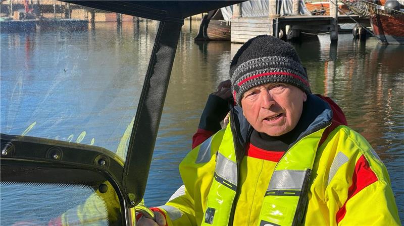 Mecklenburg-Vorpommerns Umweltminister Till Backhaus (SPD) ist am Sonntag erneut raus zum vor Poel liegenden Buckelwal gefahren.